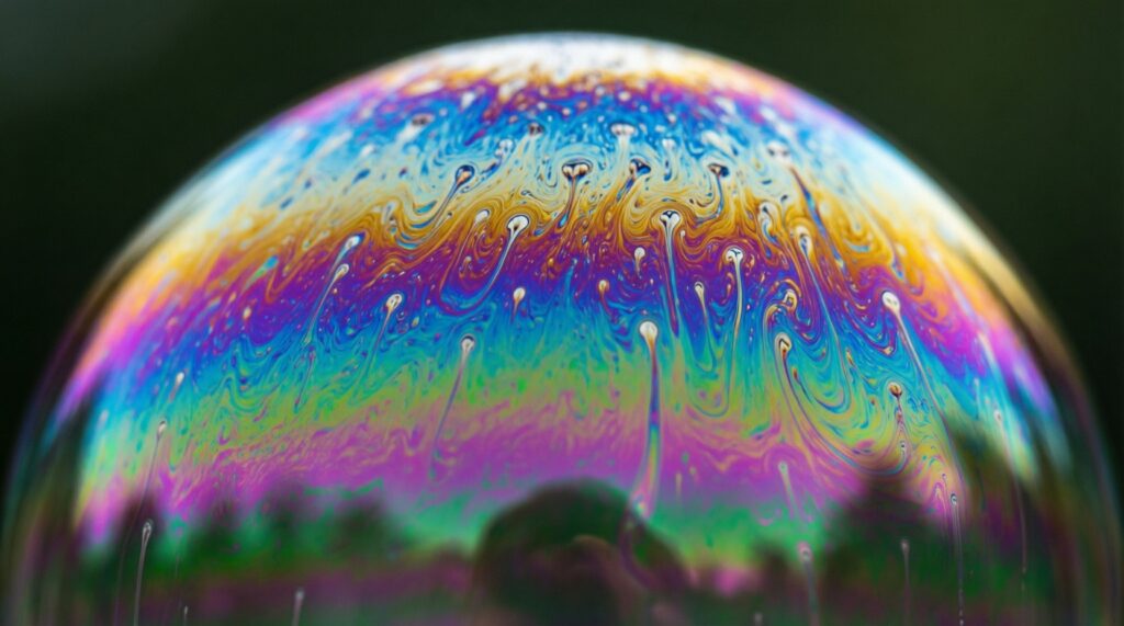 Занимательная химия: почему мыльные пузыри переливаются всеми цветами - иллюстрация